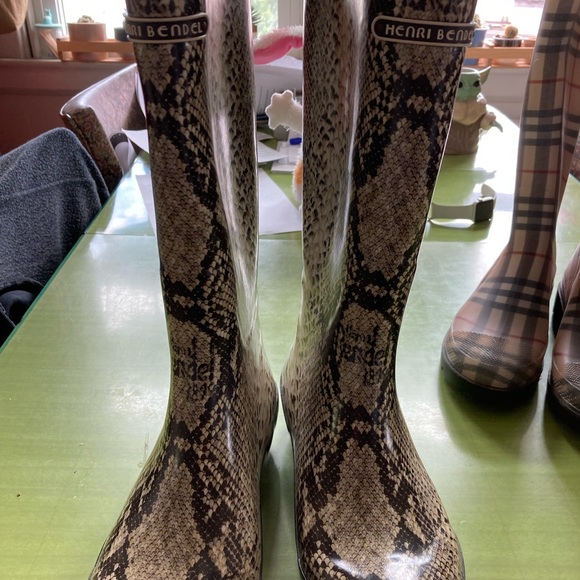 Henri Bendel Rain Boots. Size 8. Rubber. - Picture 2 of 5